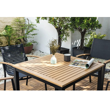 Tuinscene met tafel en stoelen op een terras