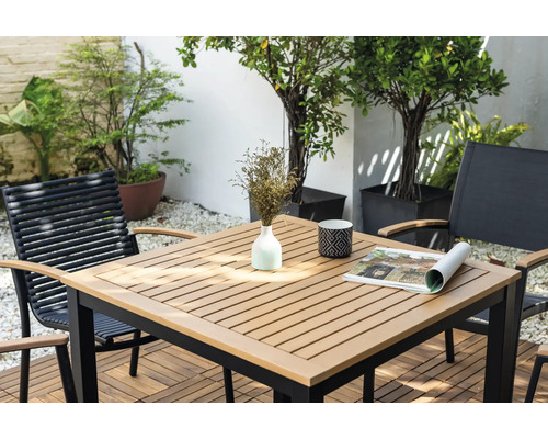 Tuinscene met tafel en stoelen op een terras