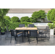 Tuinscene met tuintafel en stoelen op terras, omgeven door planten