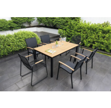 Tuinscene met eettafel en stoelen voor buiten.