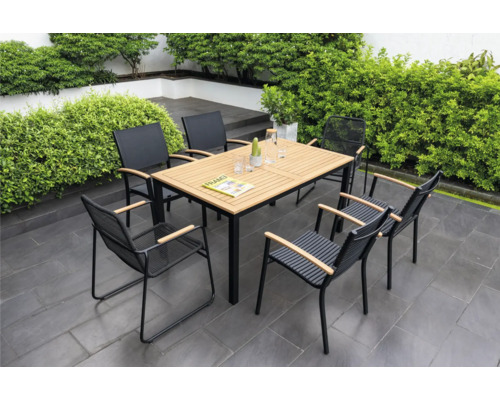 Tuinscene met eettafel en stoelen voor buiten.