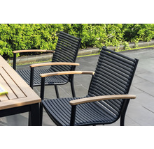 Twee tuinstoelen met houten armleuningen en zwarte metalen frames staan naast een tuintafel.