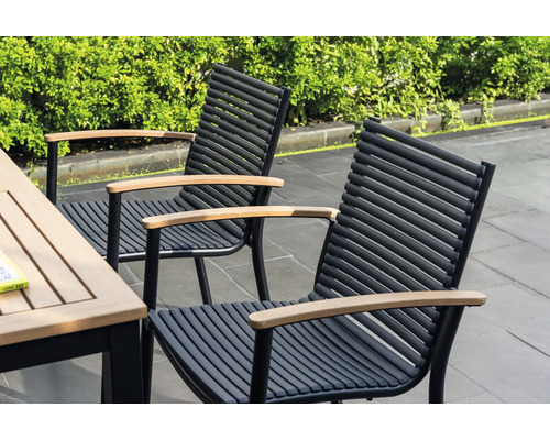 Twee tuinstoelen met houten armleuningen en zwarte metalen frames staan naast een tuintafel.