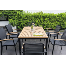Tuinzitgroep met tafel en stoelen op een terras