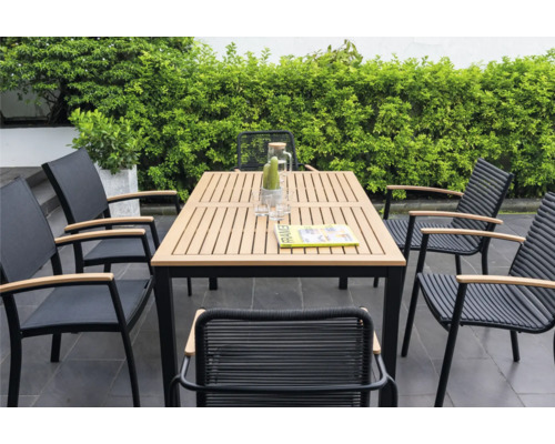 Tuinzitgroep met tafel en stoelen op een terras
