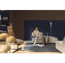 Woonkamer met houten stoel, bank en decoraties voor een gezellige sfeer