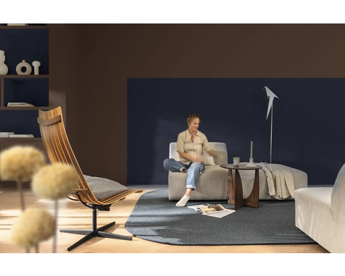 Woonkamer met houten stoel, bank en decoraties voor een gezellige sfeer