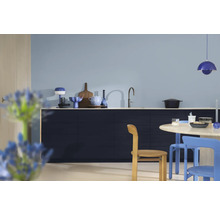 Keukeninterieur met gootsteen, kookpan, servies en stoelen