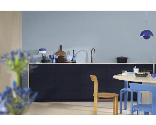 Keukeninterieur met gootsteen, kookpan, servies en stoelen