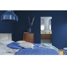 Slaapkamer met bed, commode, decoratie en badkamer op de achtergrond