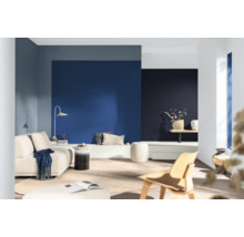 Lichte woonkamer met bank, stoel en gekleurde muren