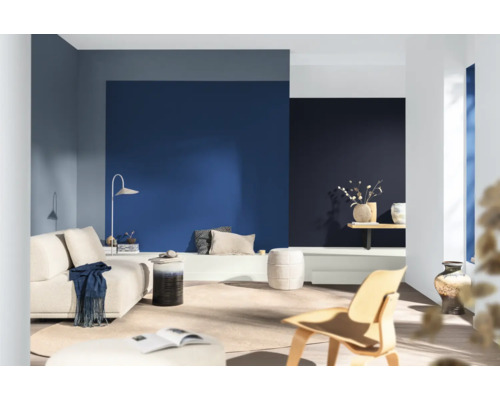 Lichte woonkamer met bank, stoel en gekleurde muren