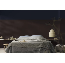 Slaapkamer met bed, nachtkastje en decoratieve elementen voor een gezellige sfeer