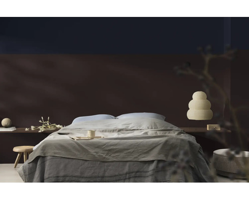 Slaapkamer met bed, nachtkastje en decoratieve elementen voor een gezellige sfeer