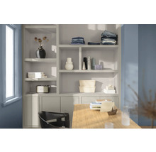 Kast met decoraties en kantoorbenodigdheden in een lichte kamer