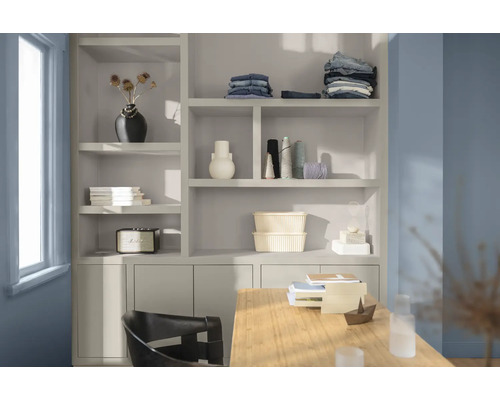 Kast met decoraties en kantoorbenodigdheden in een lichte kamer