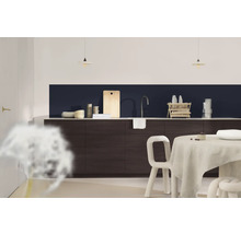 Lichte keuken met donkere kasten, eettafel en hanglampen