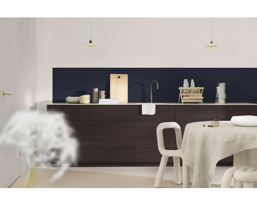 Lichte keuken met donkere kasten, eettafel en hanglampen