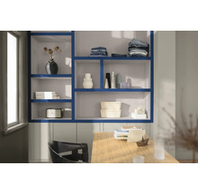 Rek met diverse decoratieve objecten in een heldere ruimte