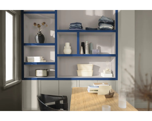 Rek met diverse decoratieve objecten in een heldere ruimte