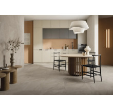 Lichte keukenruimte met keukenblok, eettafel en stoelen