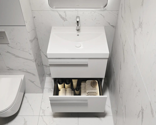 Badkamer wastafelonderkast met open lade, met handdoeken en toiletartikelen