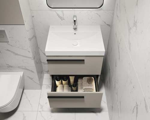 Badkamer met wastafelonderkast, open lade en marmeren tegels