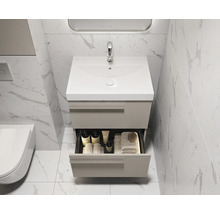 Wastafelmeubel met open lade in badkamer