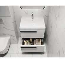 Moderne badkamer met wastafelonderkast, open lade en marmeren tegels