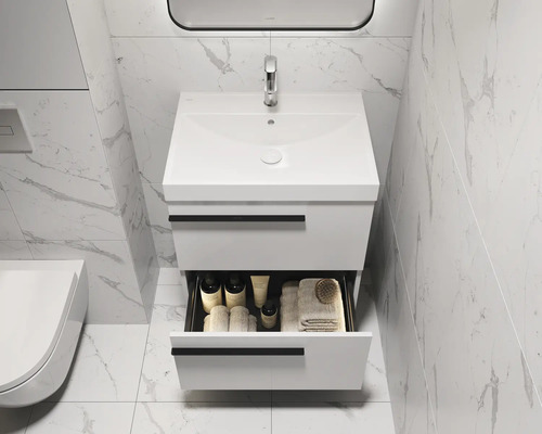 Moderne badkamer met wastafelonderkast, open lade en marmeren tegels