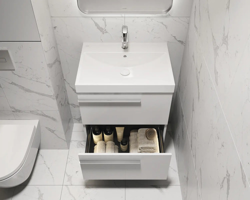 Moderne badkamer met wastafelonderkast, open lade en marmeren tegels