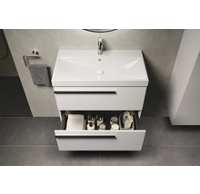 Moderne badkamer met wastafelonderkast, open lade en accessoires