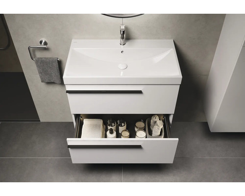 Moderne badkamer met wastafelonderkast, open lade en accessoires