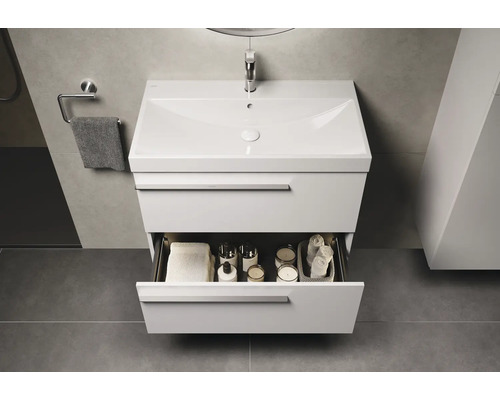 Wastafelmeubel met open lade in badkamer.