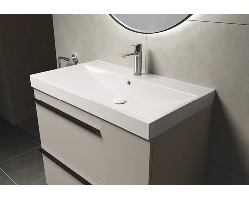 Wastafelmeubel met wastafel, kraan en handdoekhouder