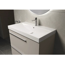 Wastafel met onderkast en kraan in badkamer