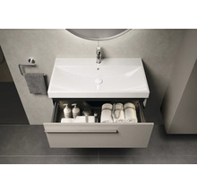 Wastafel met lade en handdoeken in de badkamer