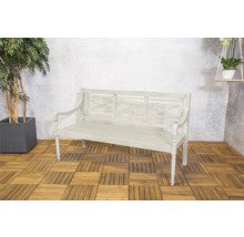 Houten bank met armleuning in een tuinsetting