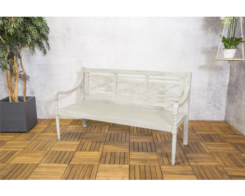 Houten bank met armleuning in een tuinsetting