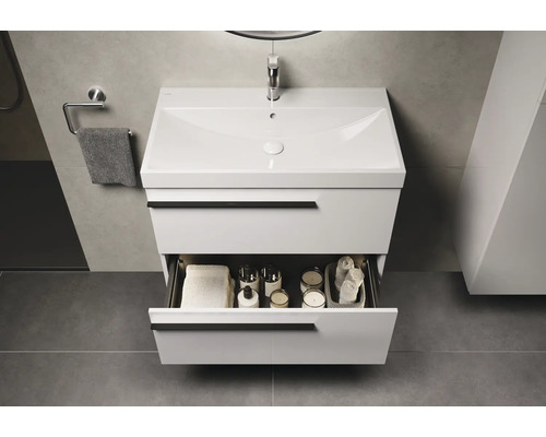 Wastafelmeubel met open lade in badkamer