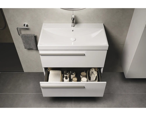 Moderne badkamer met witte wastafelonderkast en open lade