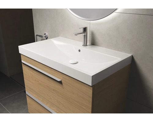 Wastafelonderkast met wastafel en kraan in de badkamer