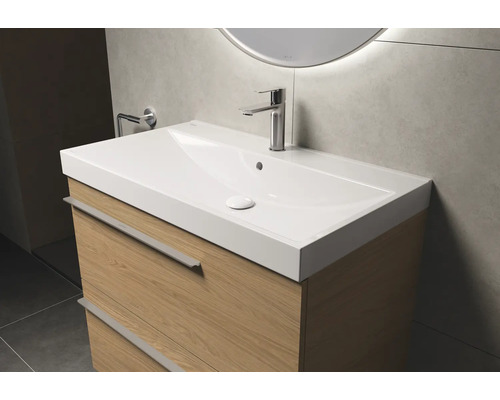 Wastafelcombinatie met onderkast en kraan in de badkamer