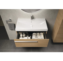 Wastafel met open lade in een moderne badkamer