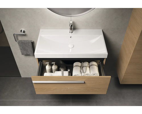 Wastafel met open lade in een moderne badkamer