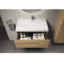 Wastafelmeubel met open lade, handdoeken en toiletartikelen