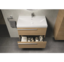 Badkamer met wastafelonderkast, open lade en accessoires