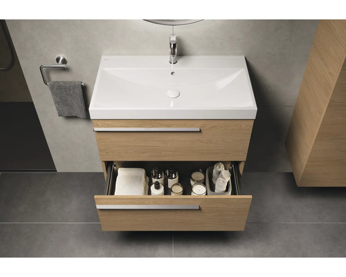 Badkamer met wastafelonderkast, open lade en accessoires