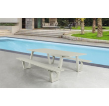 Lichte picknicktafel van hout naast zwembad