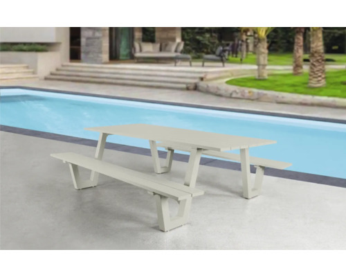 Lichte picknicktafel van hout naast zwembad